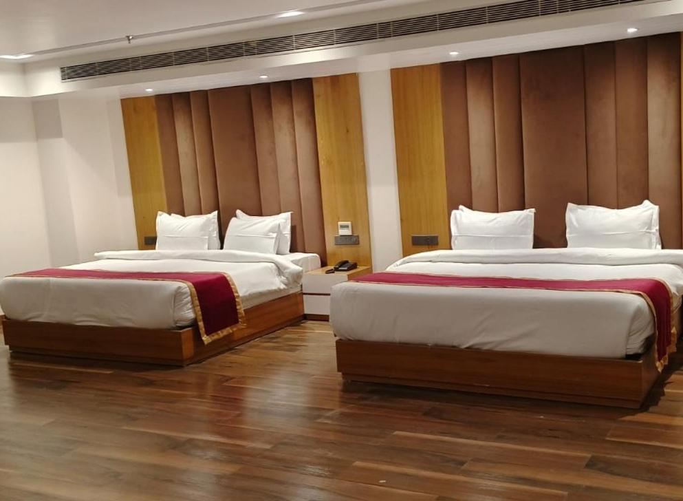 דהראדון Hotel Elara מראה חיצוני תמונה